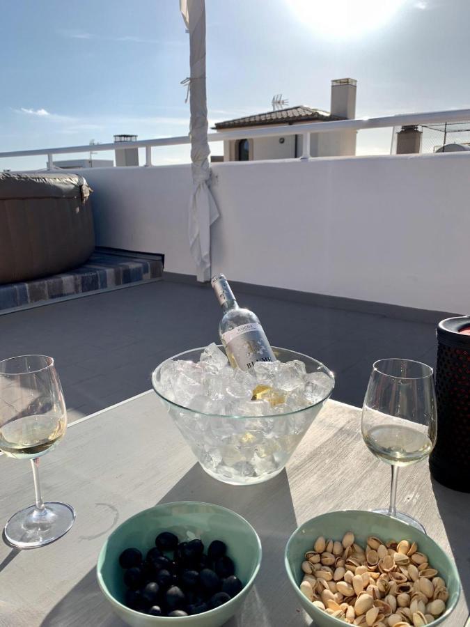 Sonne & Meerblick Aus 40 Grad Heissem Whirlpool Geniessen - Zentral Am Hafen Und Dennoch Ruhig 칼라 라트자다 외부 사진